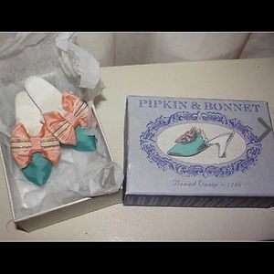 Pipkin & Bonnet - Bowed Vamp, 1780